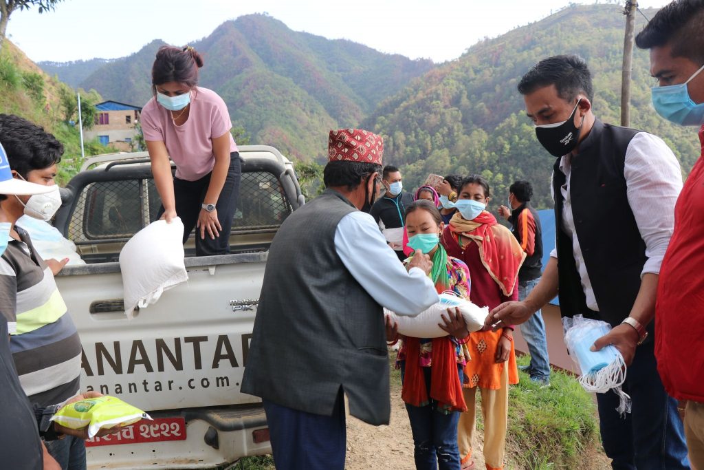 भुम्लु गाउँपालिकामा आम्दानी गुमाएका विपन्न परिवारलाई राहतस्वरुप खाद्यान वितरण