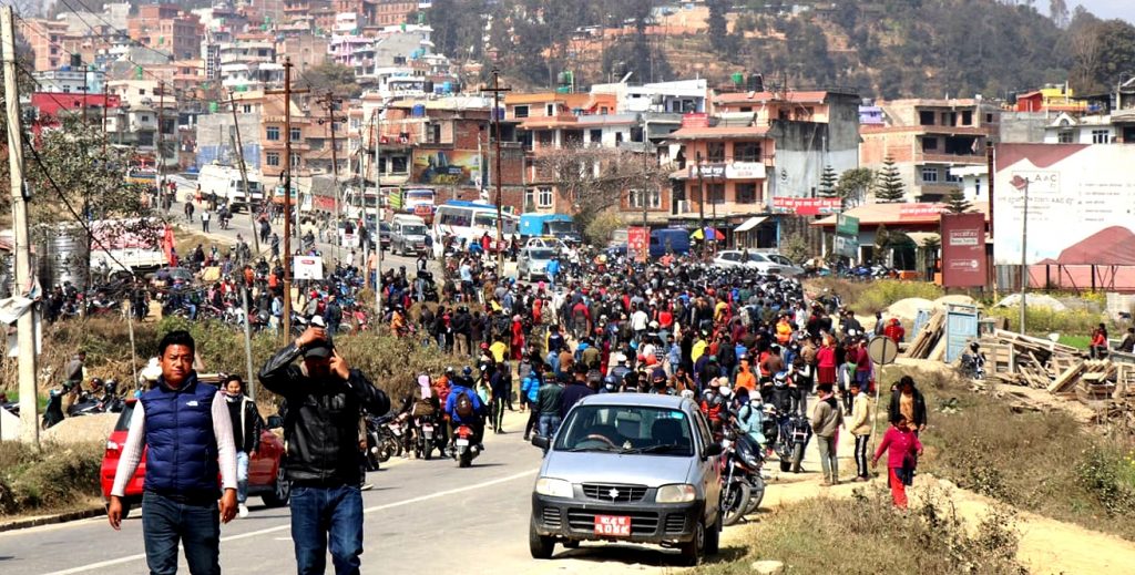 बिहानदेखि अवरुद्ध अरनिको राजमार्ग खुल्यो, पत्ता लाग्यो ठक्कर दिई भागेको टिपर