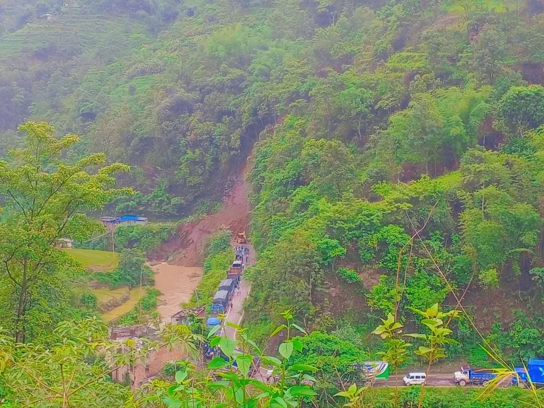 अरनिको राजमार्गमा पहिरोका कारण अवरुद्ध ५० किलो खण्ड एकतर्फी सञ्चालनमा आयो