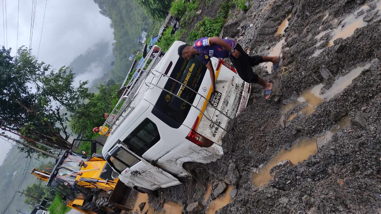 वी.पी राजमार्गमा काभ्रेतर्फ विभिन्न स्थानमा सडक अवरुद्ध, खुलाउने प्रयास जारी