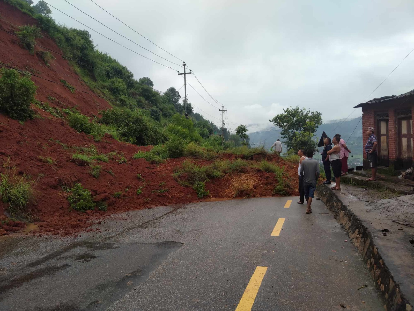 हेलम्बु राजमार्गको हिँगुवापाटी-सिपाघाट सडक खण्ड अवरुद्ध