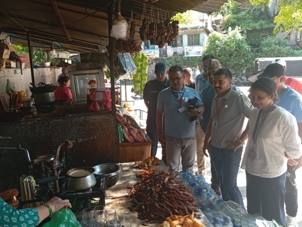 दोलालघाटमा अखाद्य रंंग प्रयोग गरी तयार गरिएका माछा लगायतका परिकार नष्ट, बेकरी उद्योगलाई उत्पादन रोक्न निर्देशन