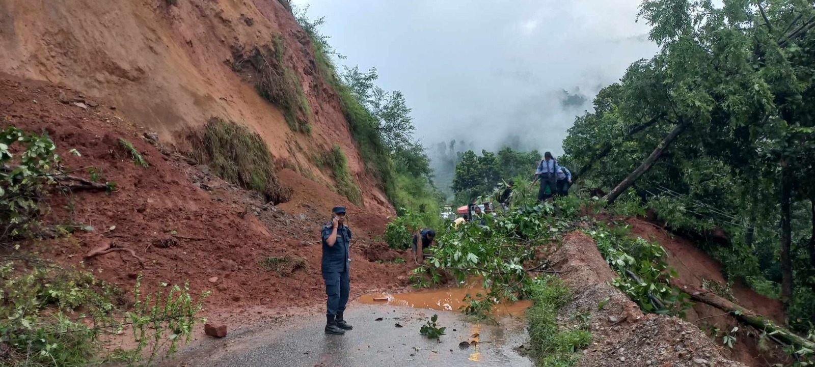 राजमार्गमा पहिरो : अरनिको राजमार्ग दुइतर्फी, जिरोकिलो – मेलम्ची सडक एकतर्फी सञ्चालनमा